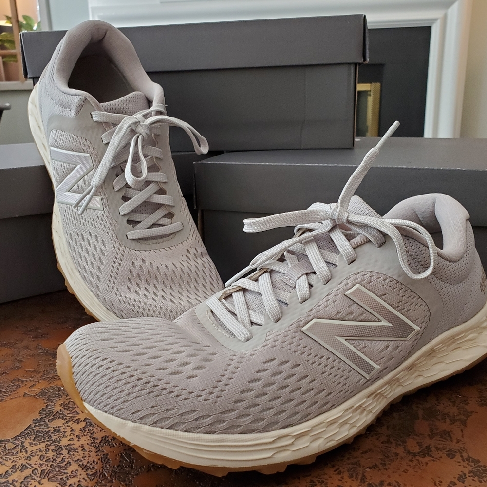 Womens New Balance tennis shoes 9.5